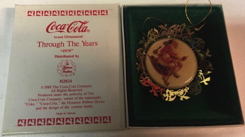 45126-1 € 9,00 coca cola ornament goud afb 1970 kerstman in schommelstoel